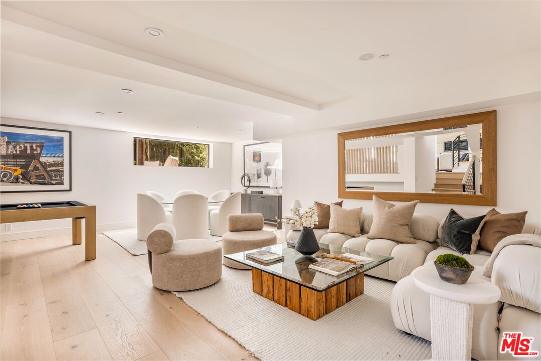924 West Knoll Dr