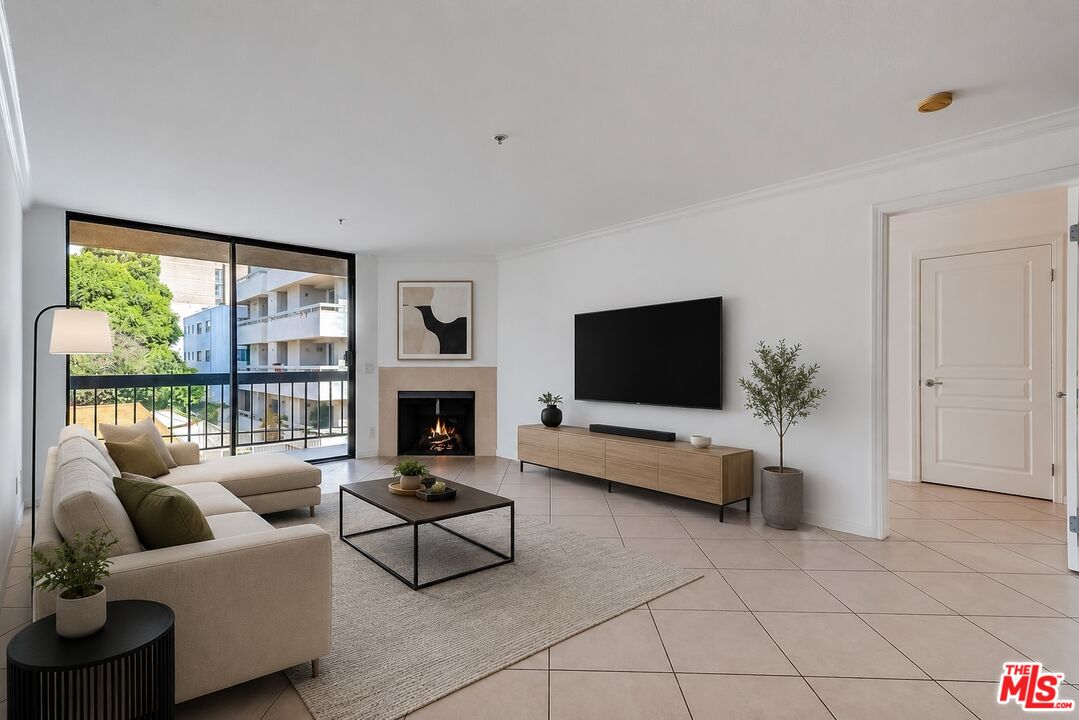 7320 Hawthorn Ave Unit: 207