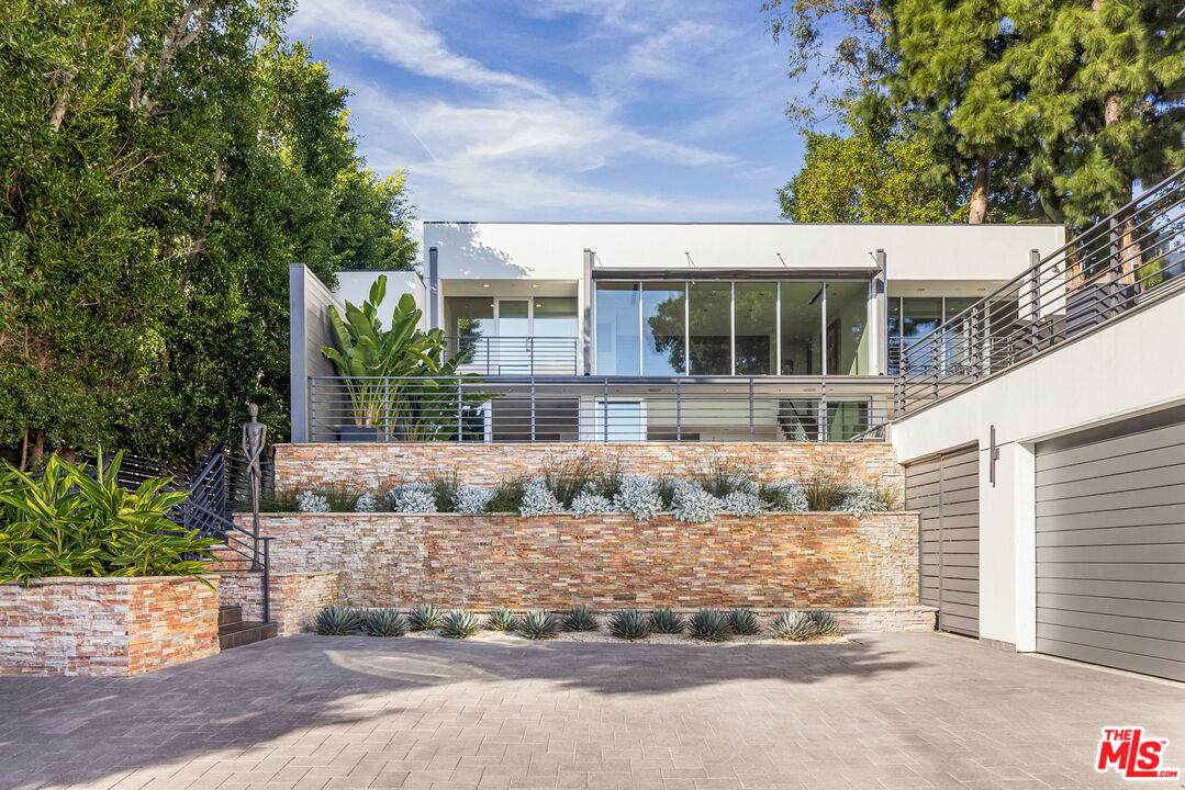 1545 Sunset Plaza Dr