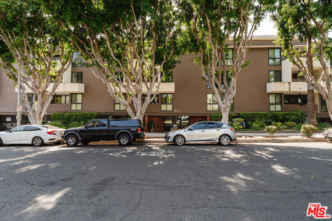 911 N Kings Rd Unit: 110