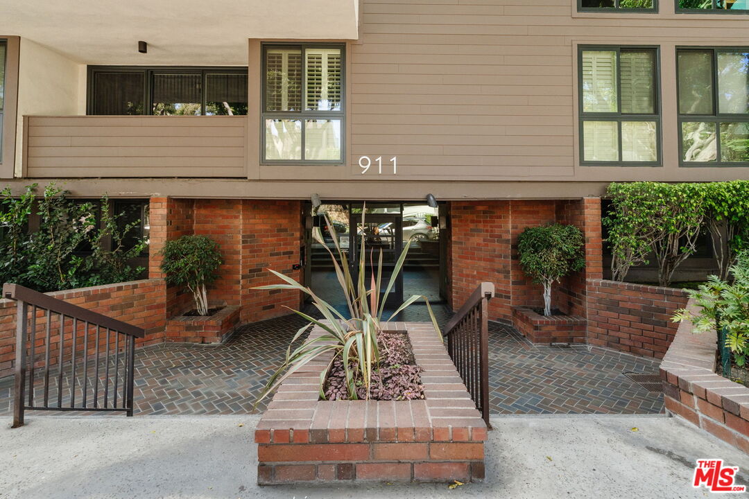 911 N Kings Rd Unit: 110