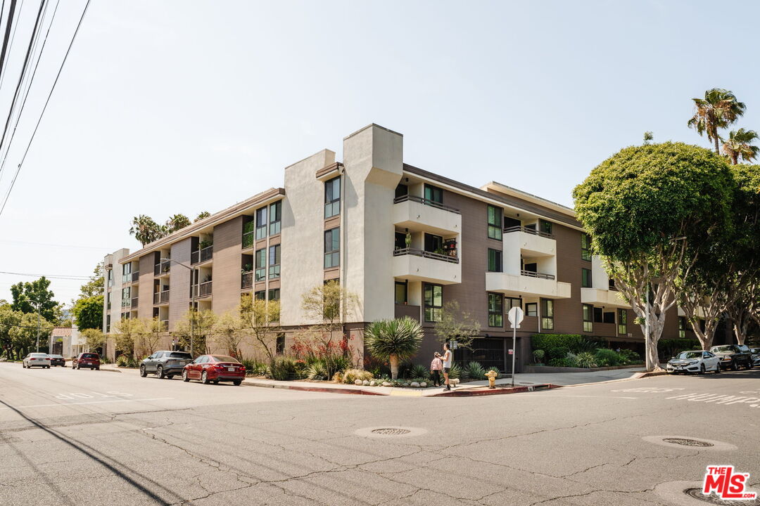 911 N Kings Rd Unit: 110
