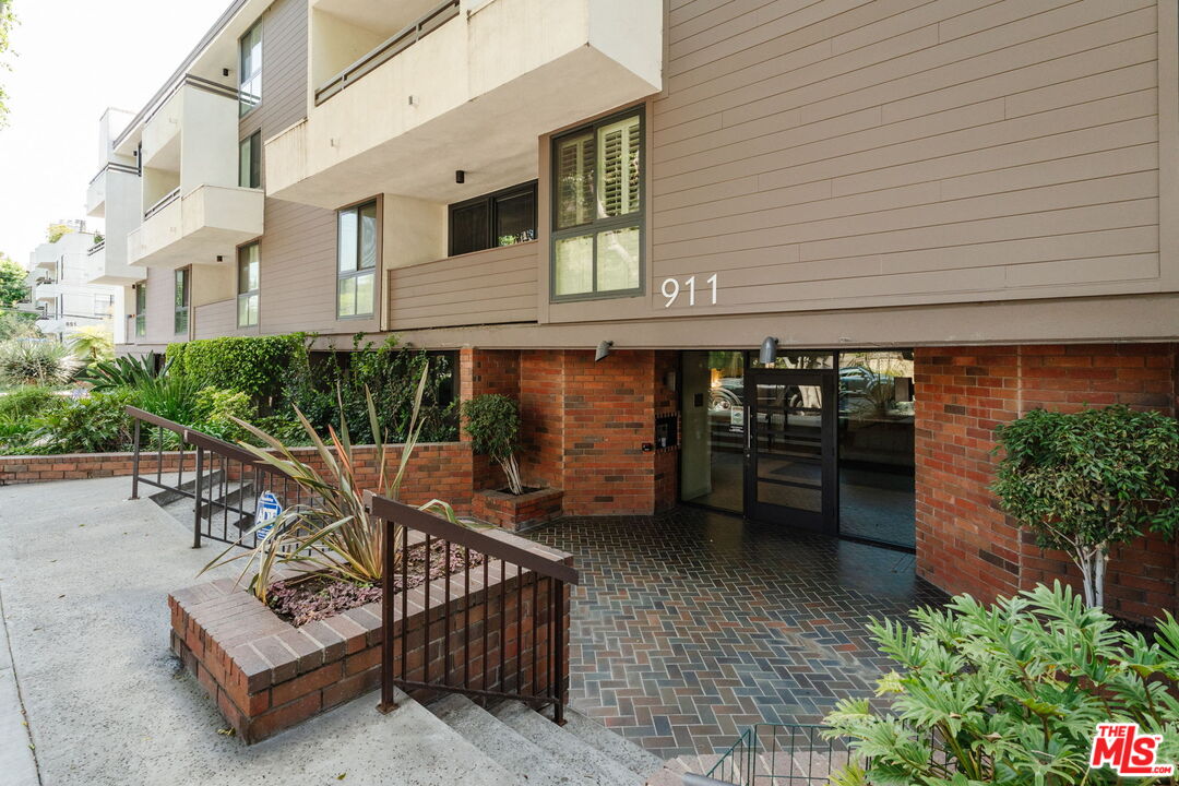 911 N Kings Rd Unit: 110