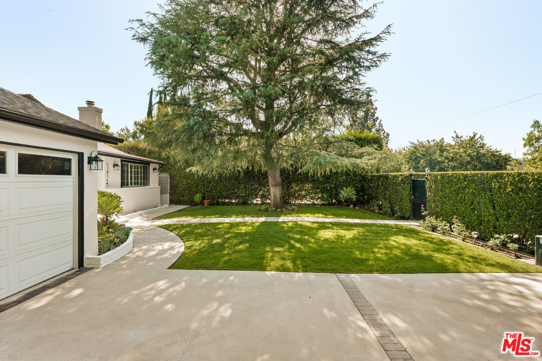 13854 Valleyheart Dr