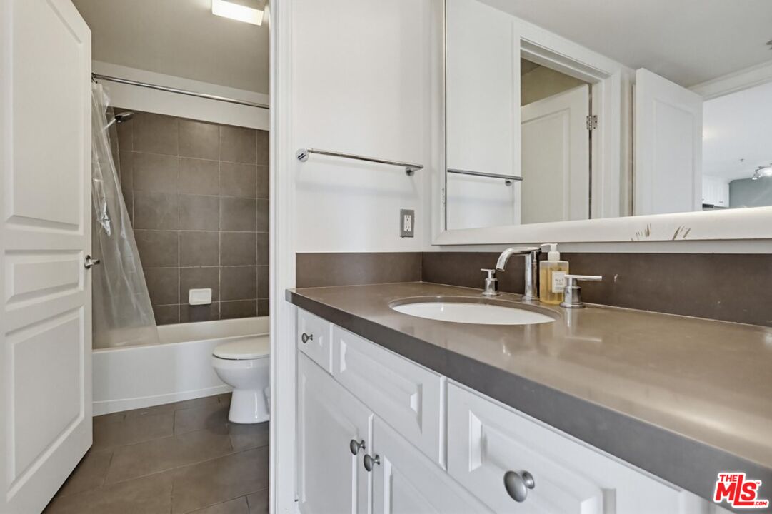 7320 Hawthorn Ave Unit: 203