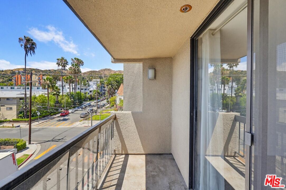 7320 Hawthorn Ave Unit: 203