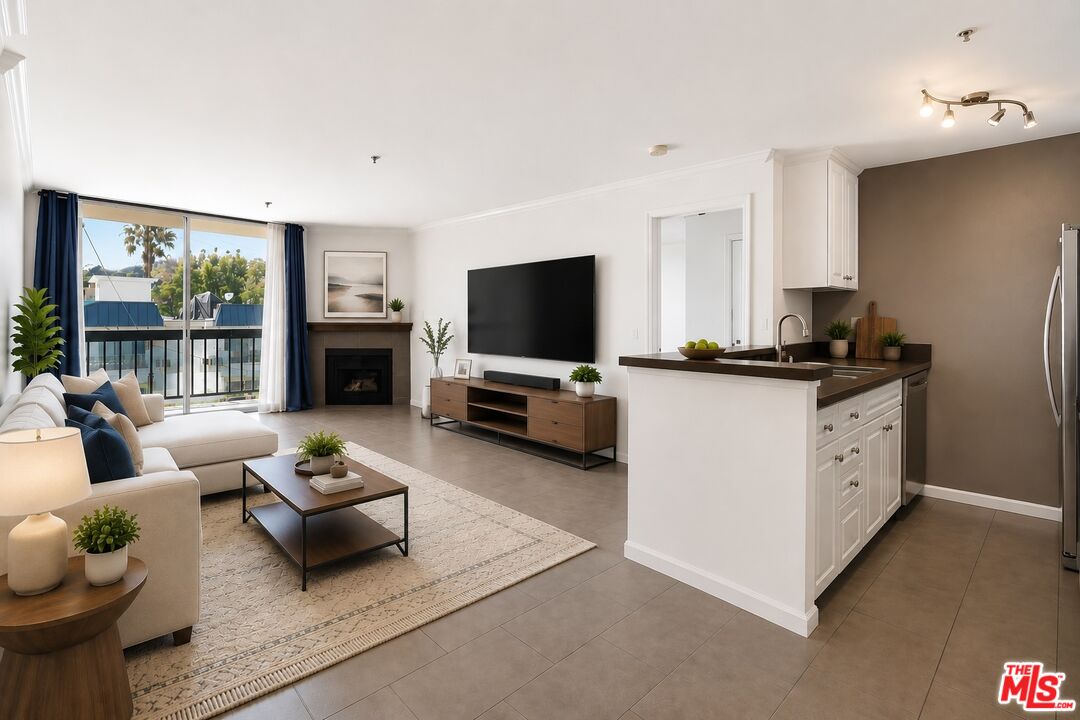 7320 Hawthorn Ave Unit: 203