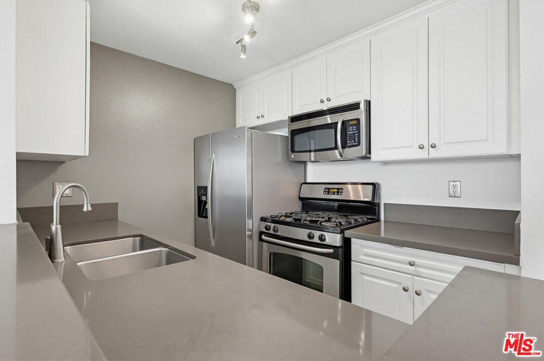 7320 Hawthorn Ave Unit: 203