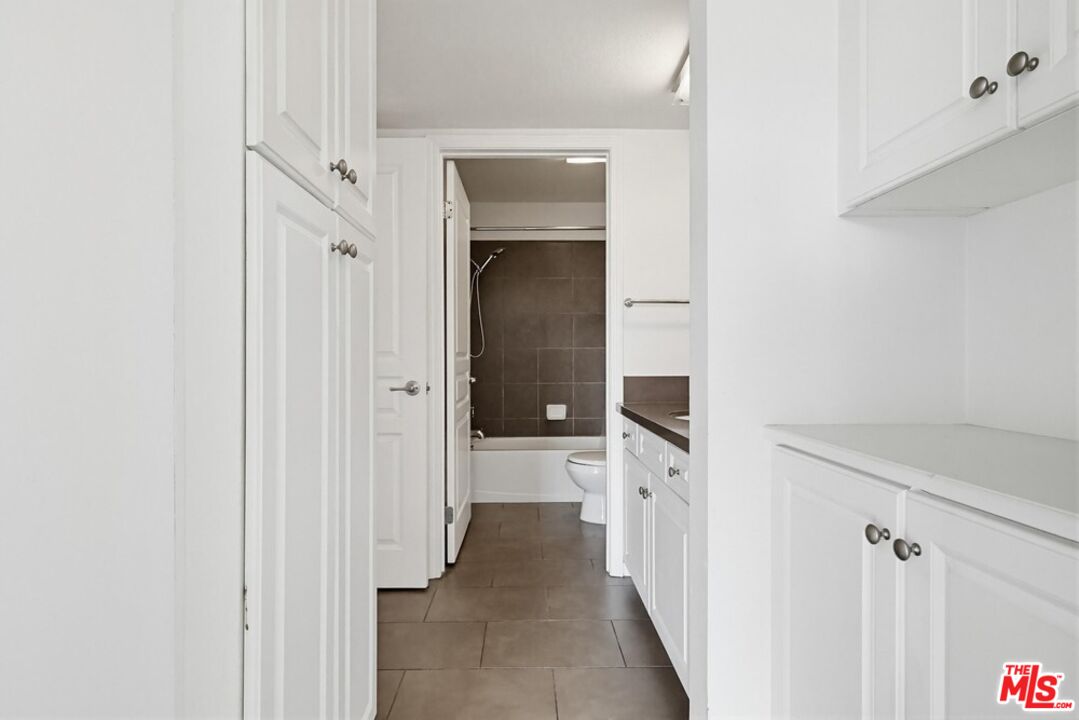 7320 Hawthorn Ave Unit: 203