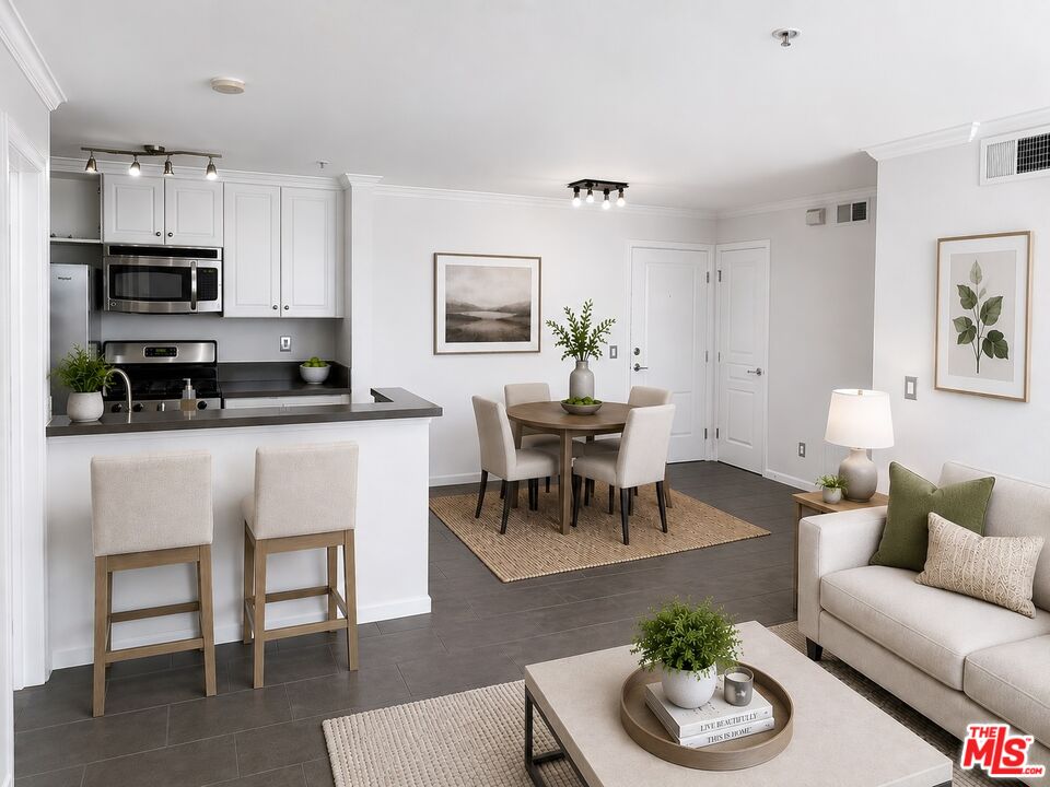 7320 Hawthorn Ave Unit: 203