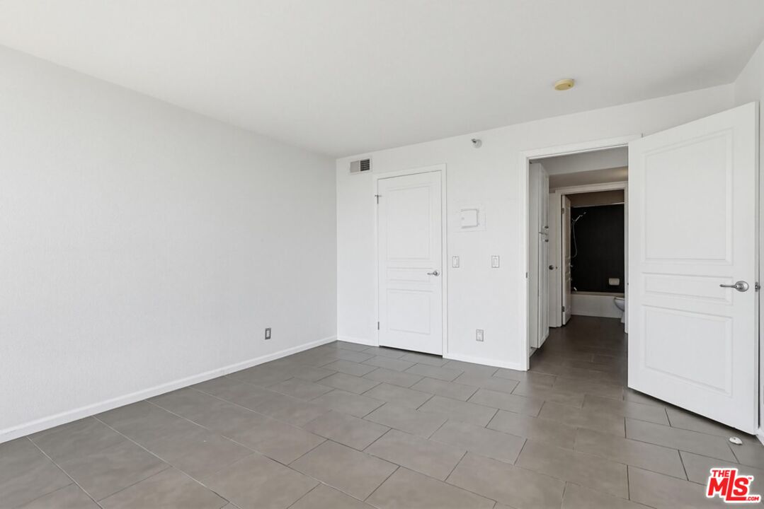 7320 Hawthorn Ave Unit: 203
