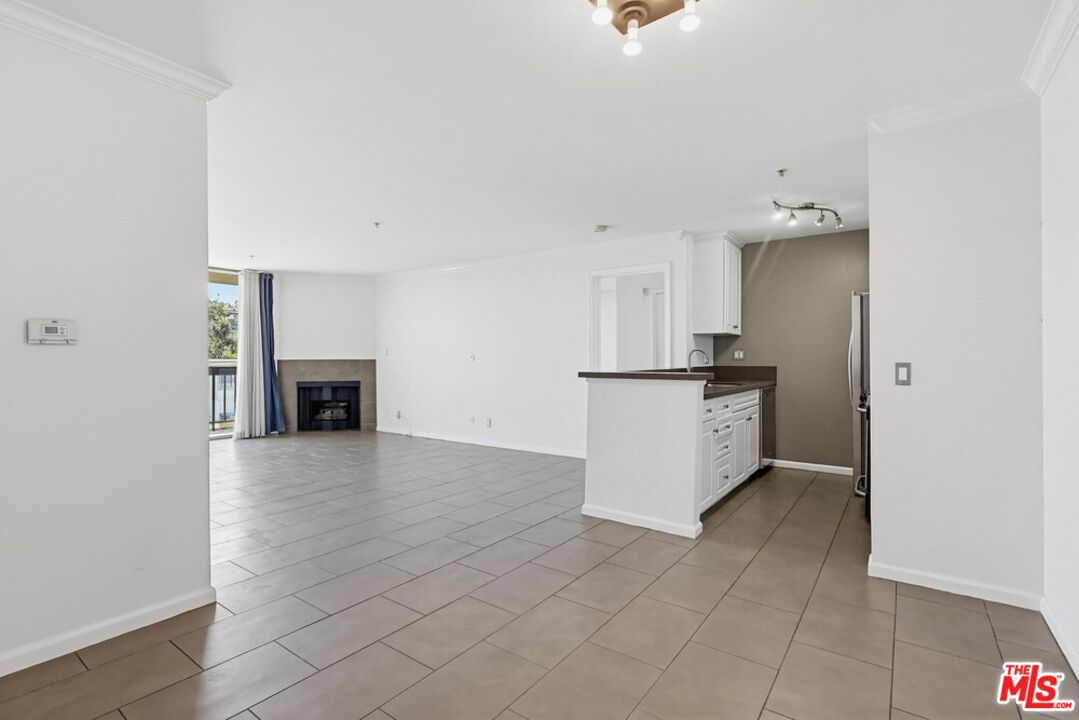 7320 Hawthorn Ave Unit: 203