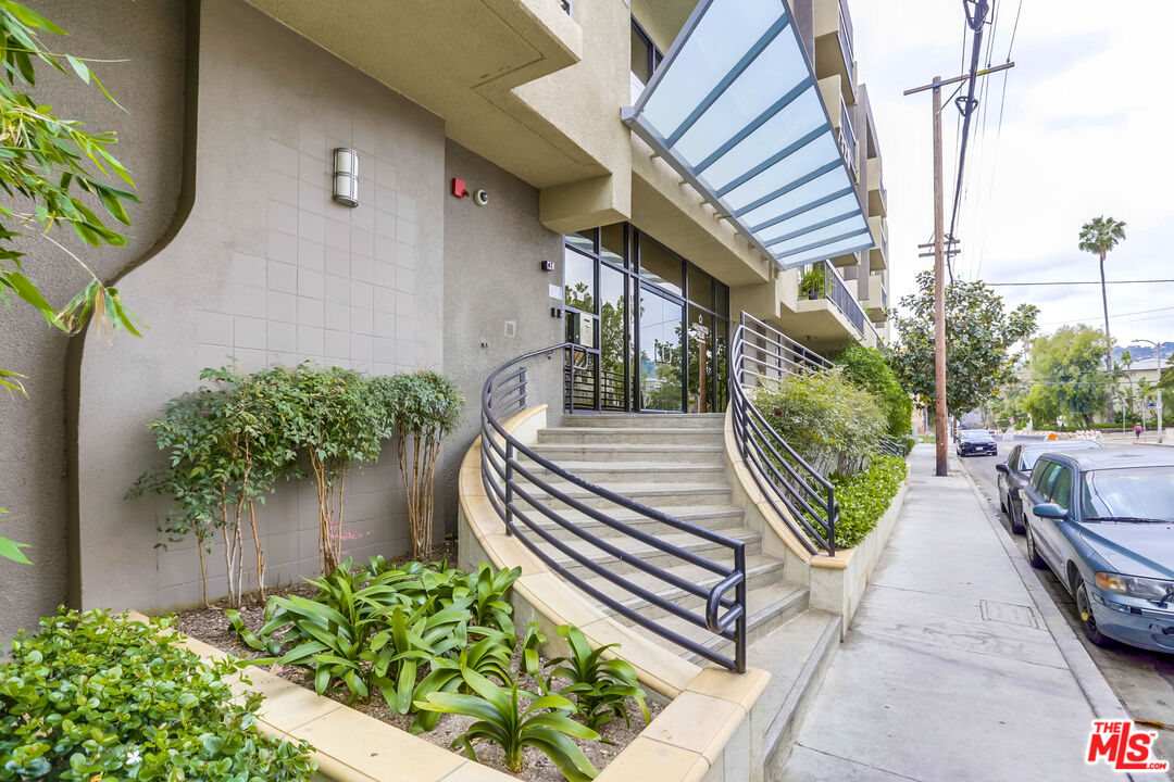 7320 Hawthorn Ave Unit: 203