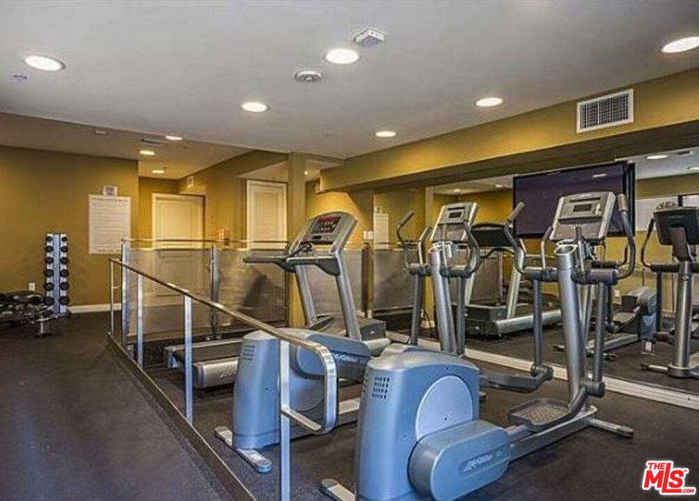 7320 Hawthorn Ave Unit: 203