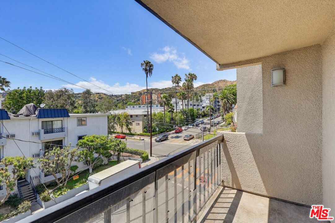 7320 Hawthorn Ave Unit: 203