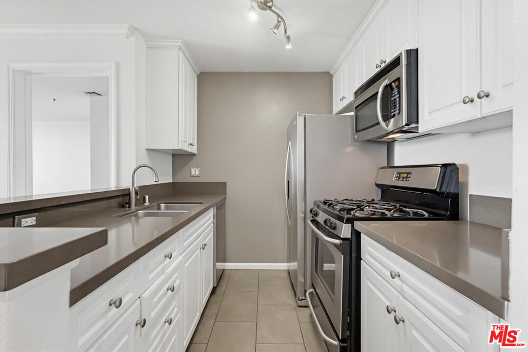 7320 Hawthorn Ave Unit: 203