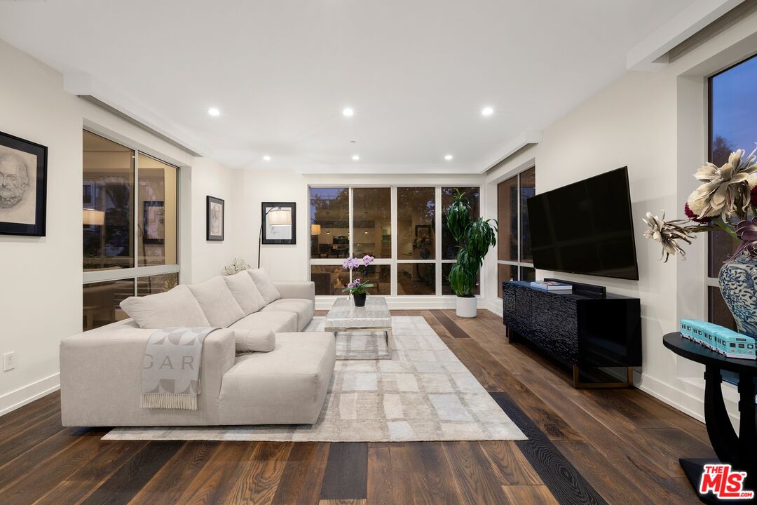 450 N Palm Dr Unit: 306