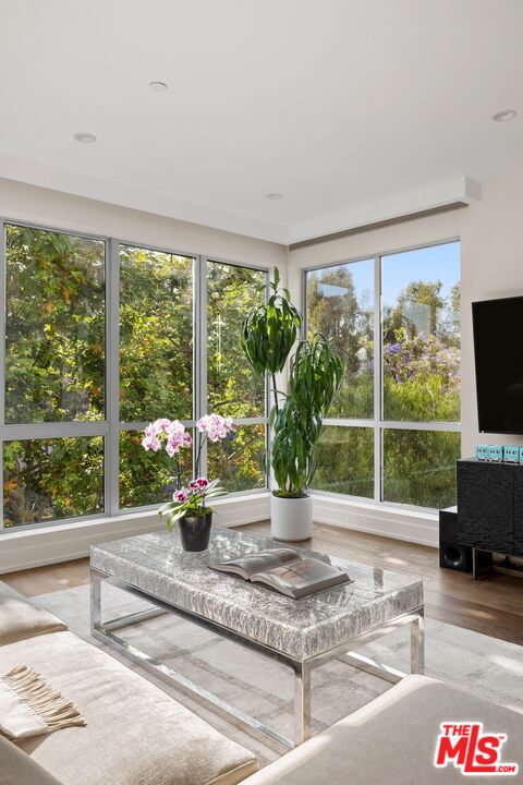 450 N Palm Dr Unit: 306