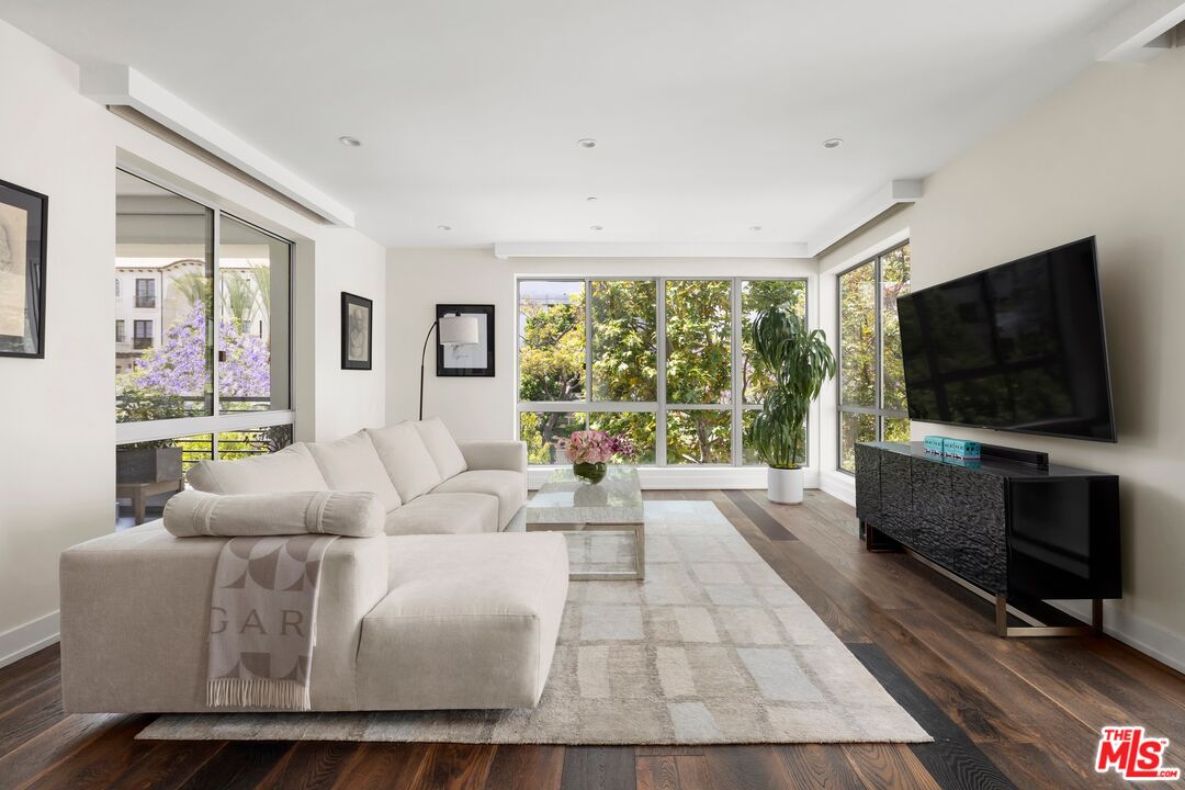 450 N Palm Dr Unit: 306