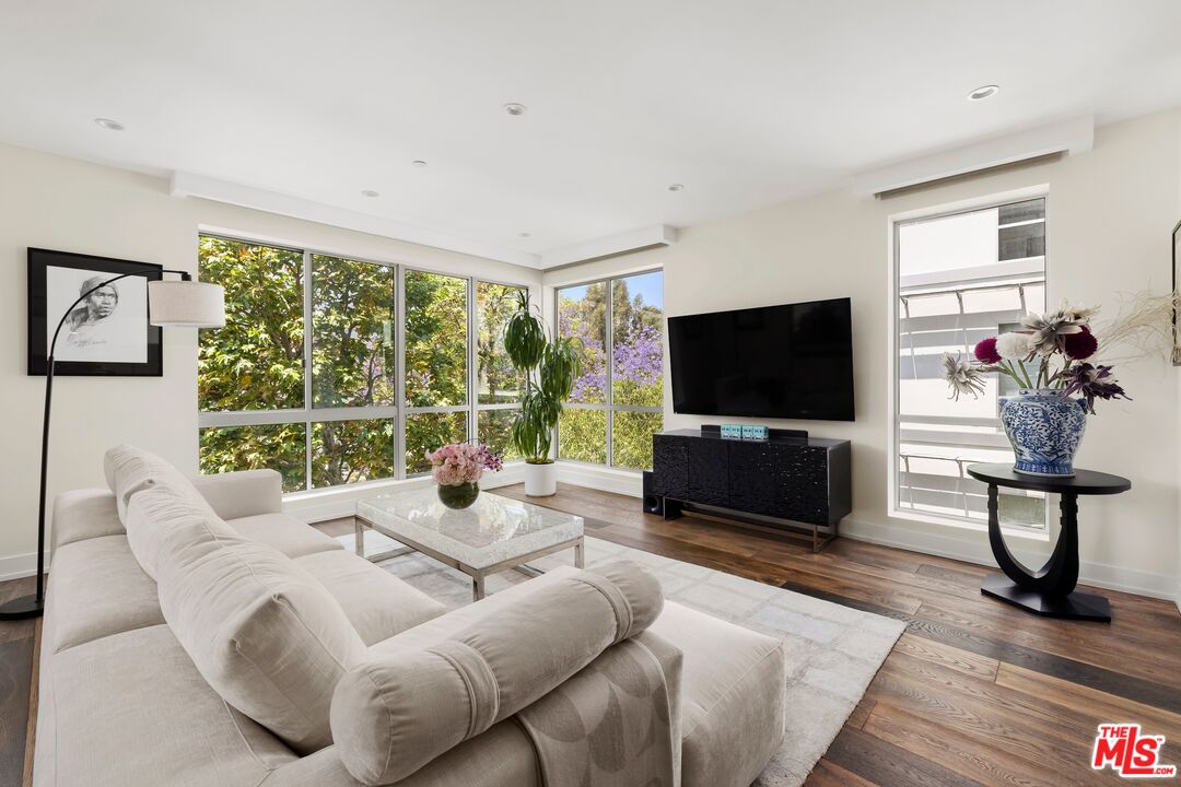 450 N Palm Dr Unit: 306