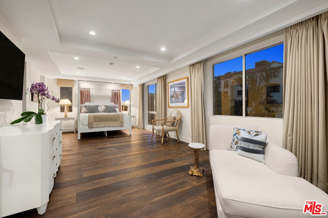 450 N Palm Dr Unit: 306