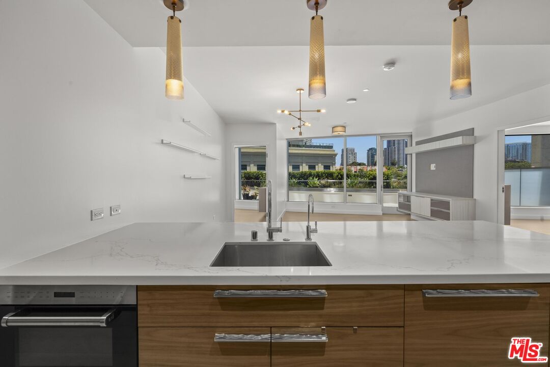 888 W E St Unit: 202