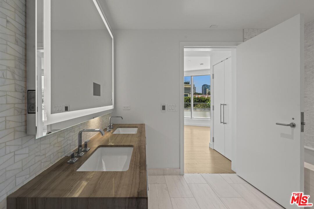 888 W E St Unit: 202