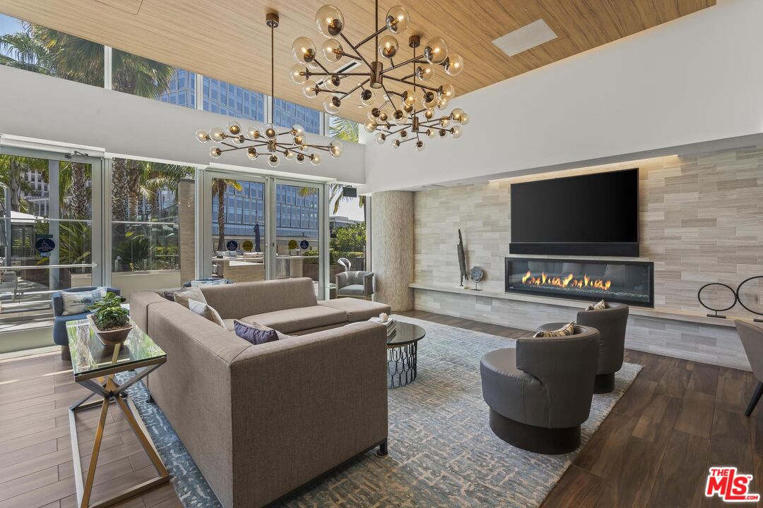 888 W E St Unit: 202