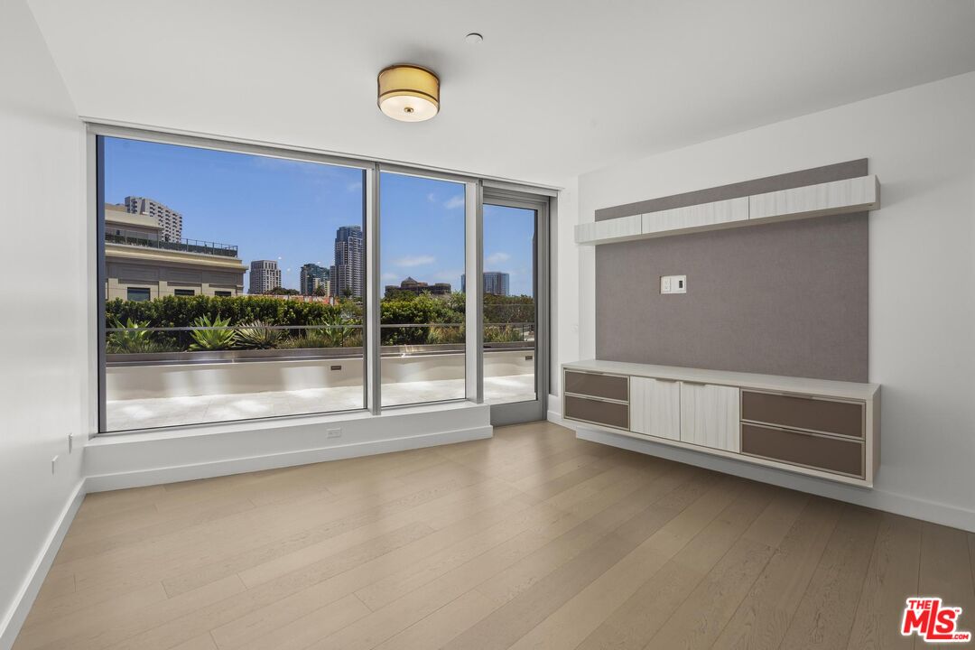 888 W E St Unit: 202