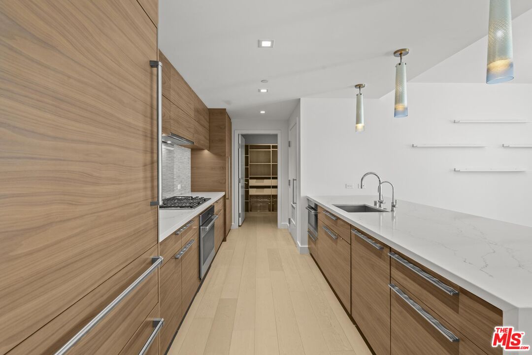 888 W E St Unit: 202