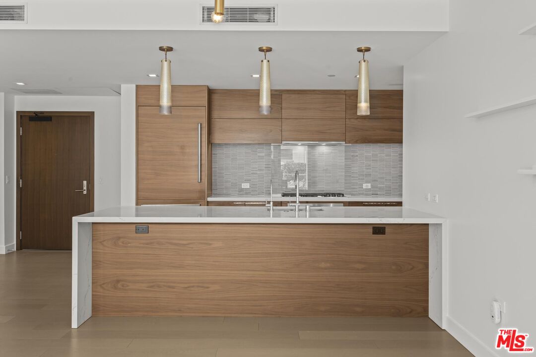 888 W E St Unit: 202