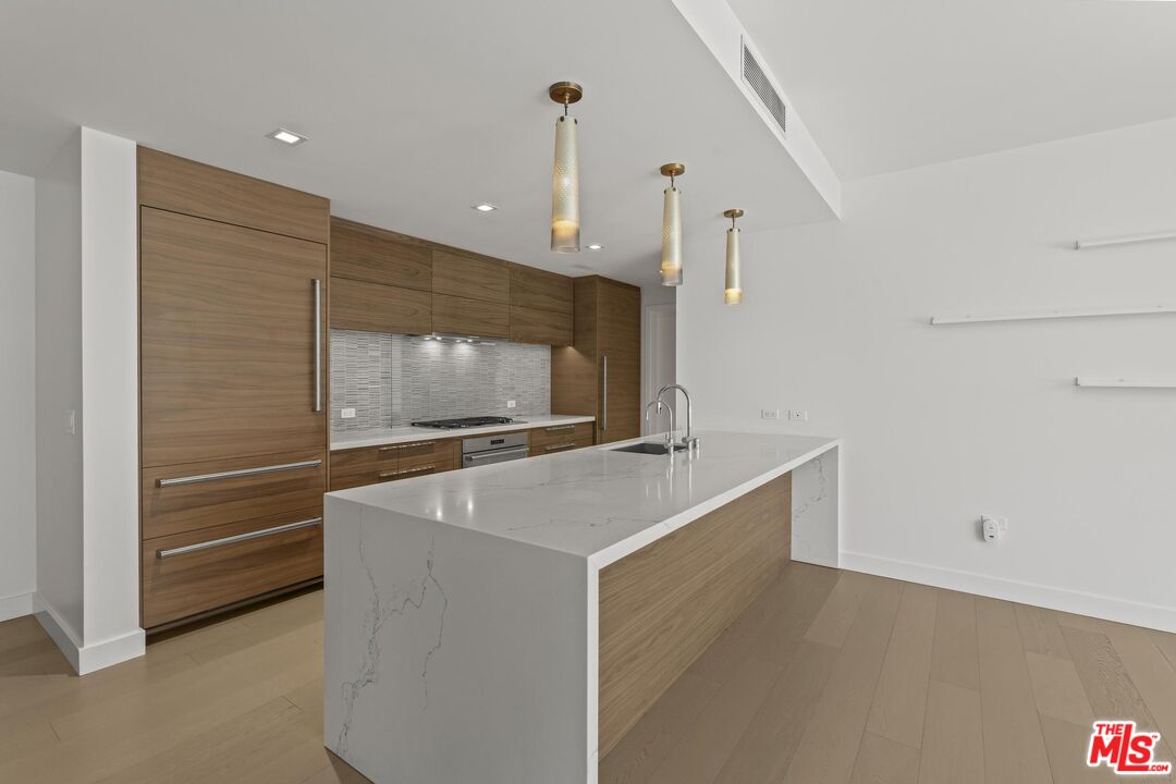 888 W E St Unit: 202
