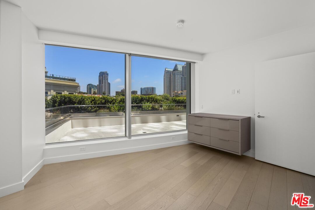 888 W E St Unit: 202