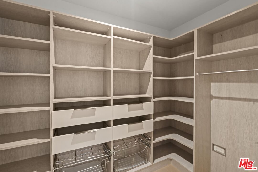 888 W E St Unit: 202