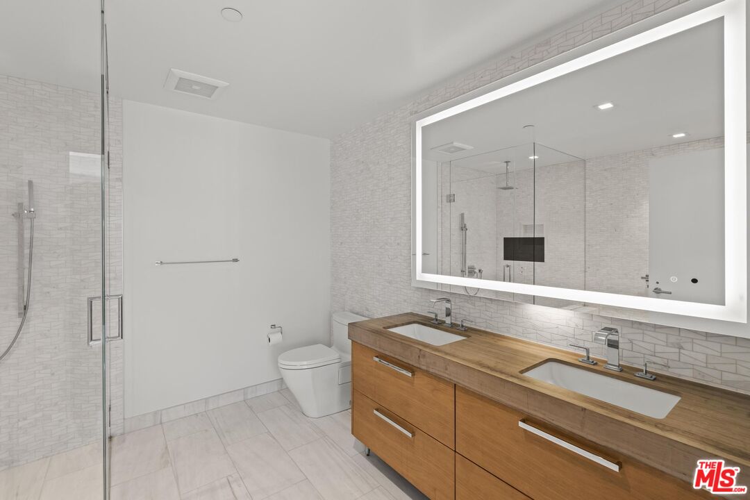 888 W E St Unit: 202