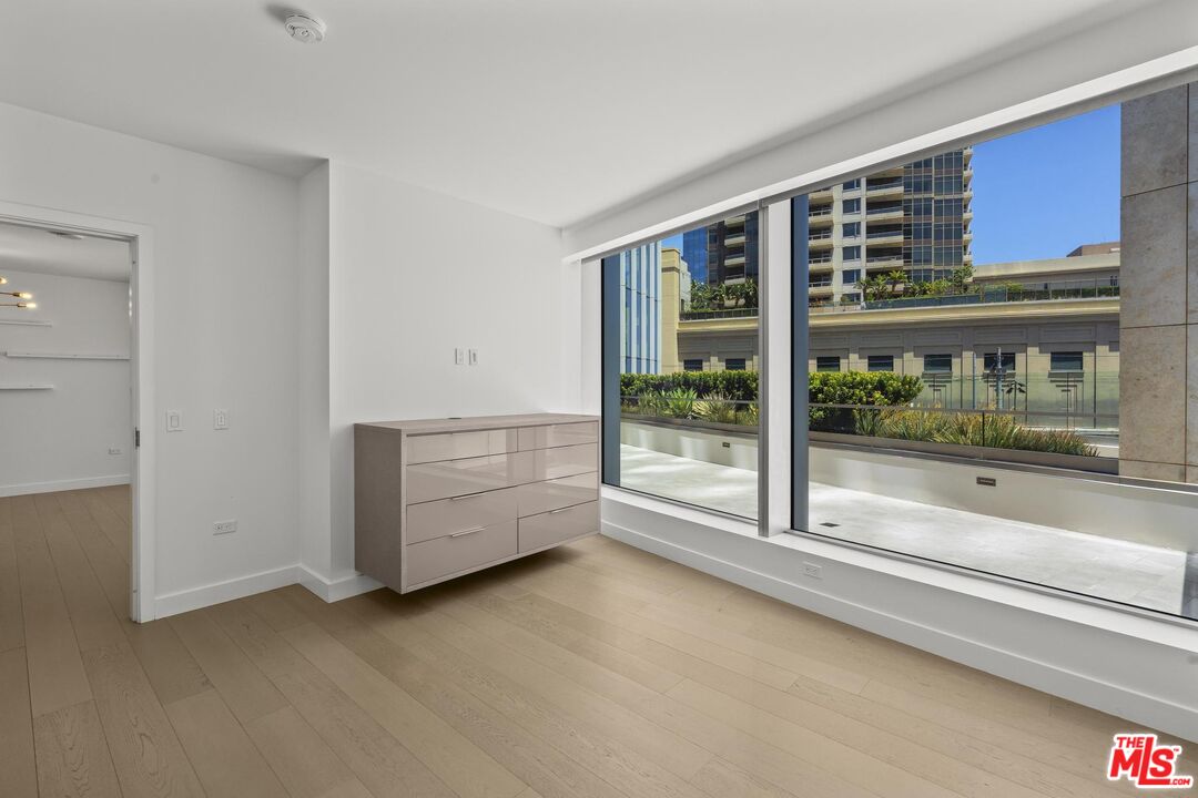 888 W E St Unit: 202