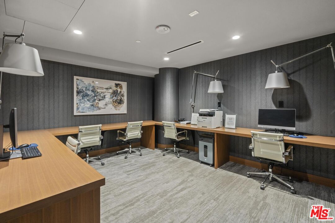 888 W E St Unit: 202