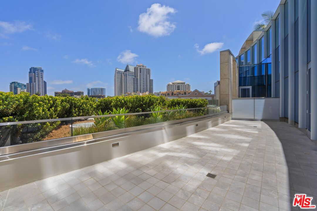 888 W E St Unit: 202