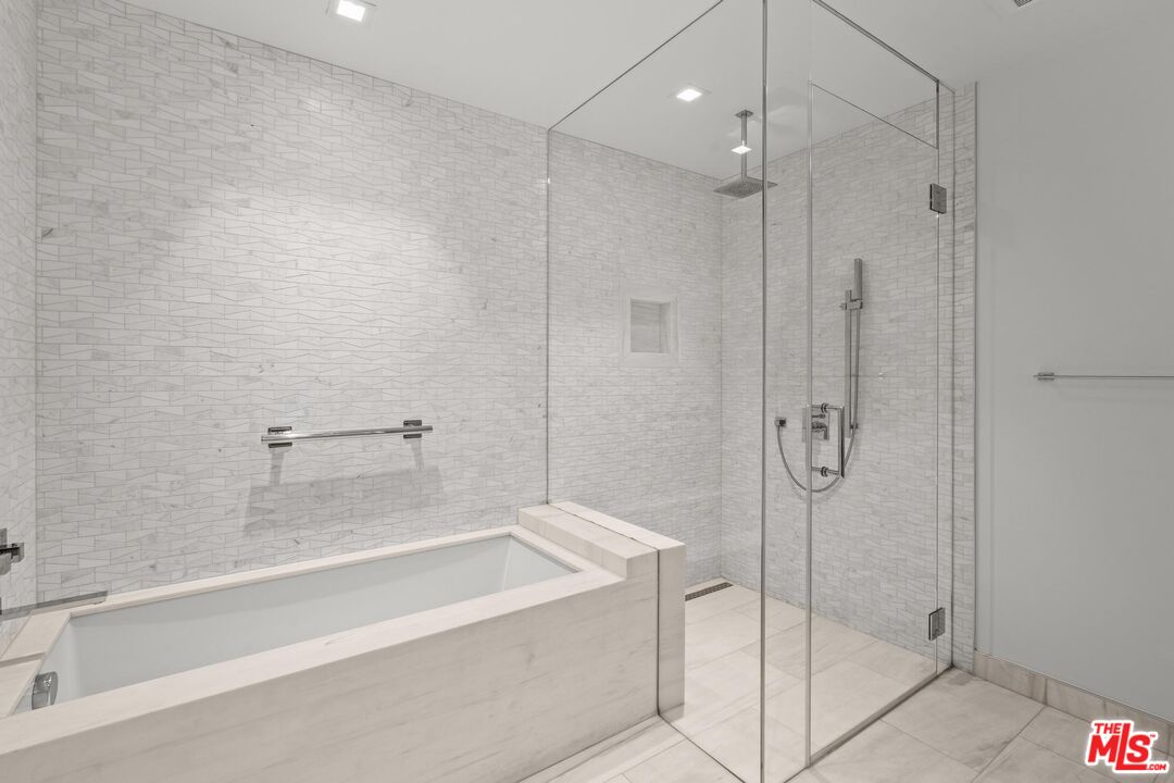 888 W E St Unit: 202