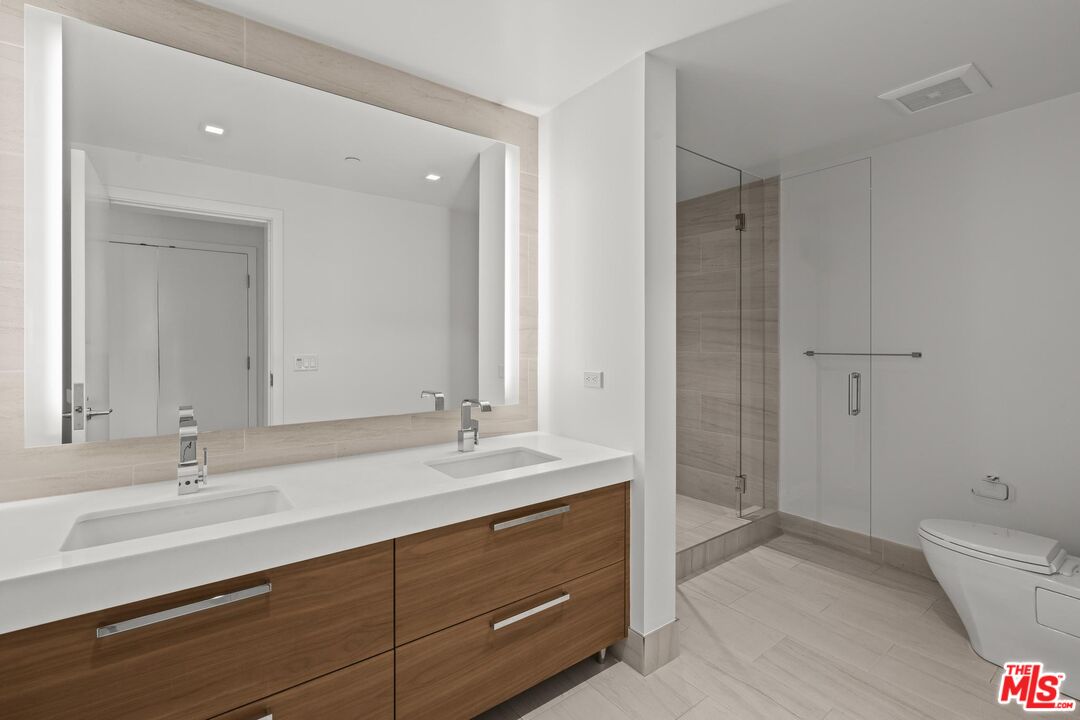 888 W E St Unit: 202