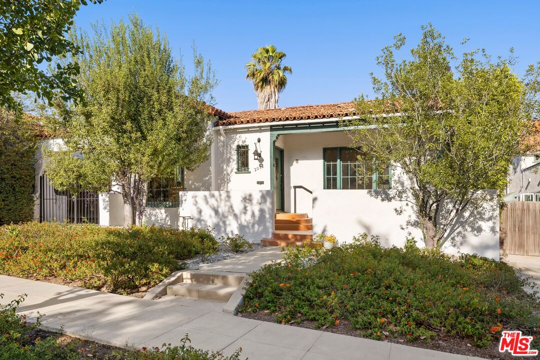 2032 Holmby Ave