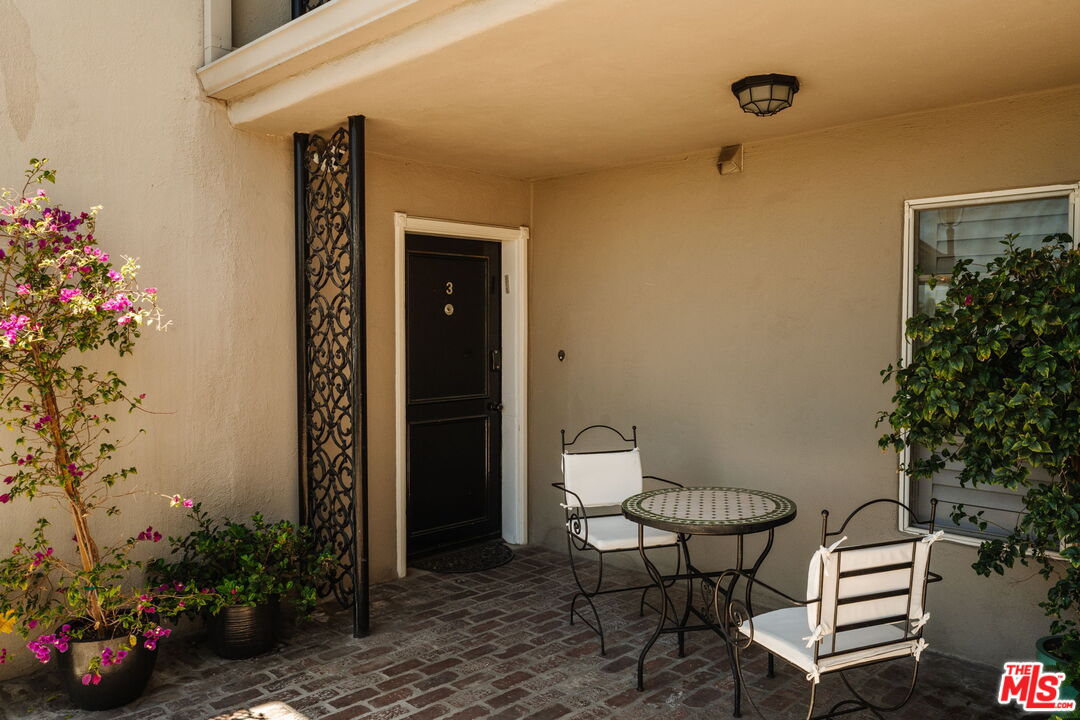 1219 Sunset Plaza Dr Unit: 3