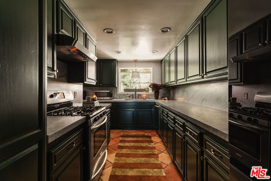 1219 Sunset Plaza Dr Unit: 3