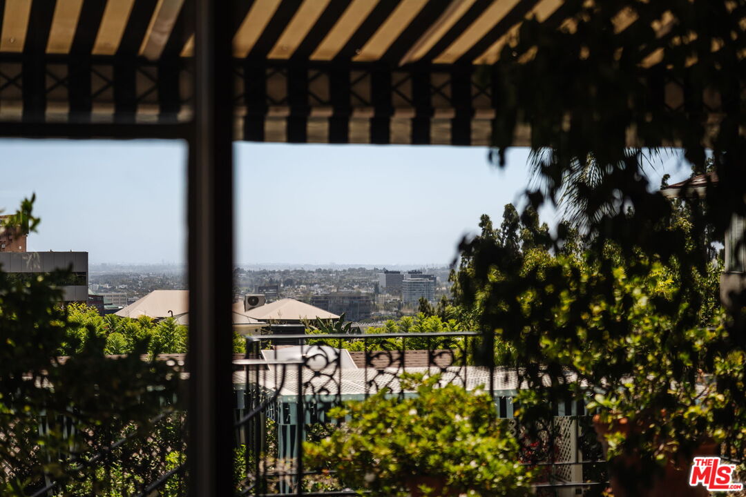 1219 Sunset Plaza Dr Unit: 3