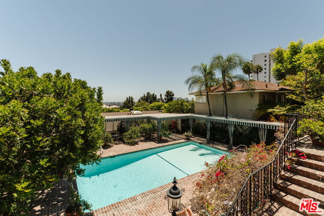 1219 Sunset Plaza Dr Unit: 3