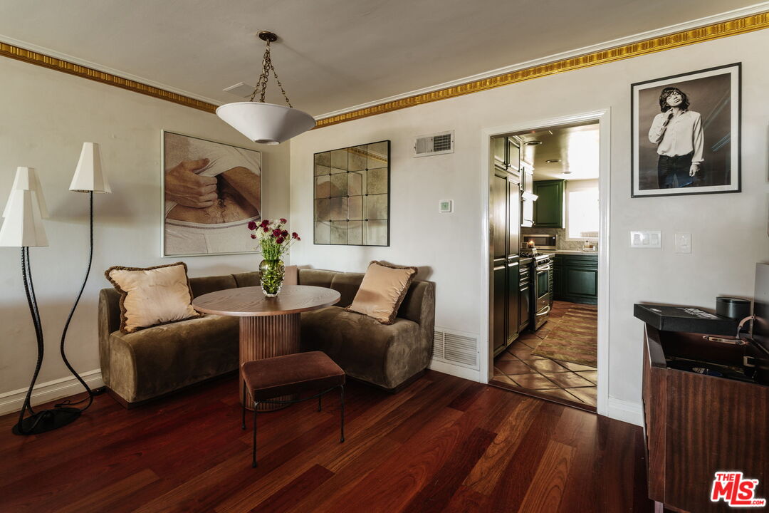 1219 Sunset Plaza Dr Unit: 3