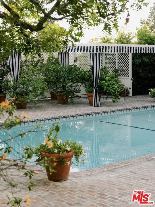 1219 Sunset Plaza Dr Unit: 3