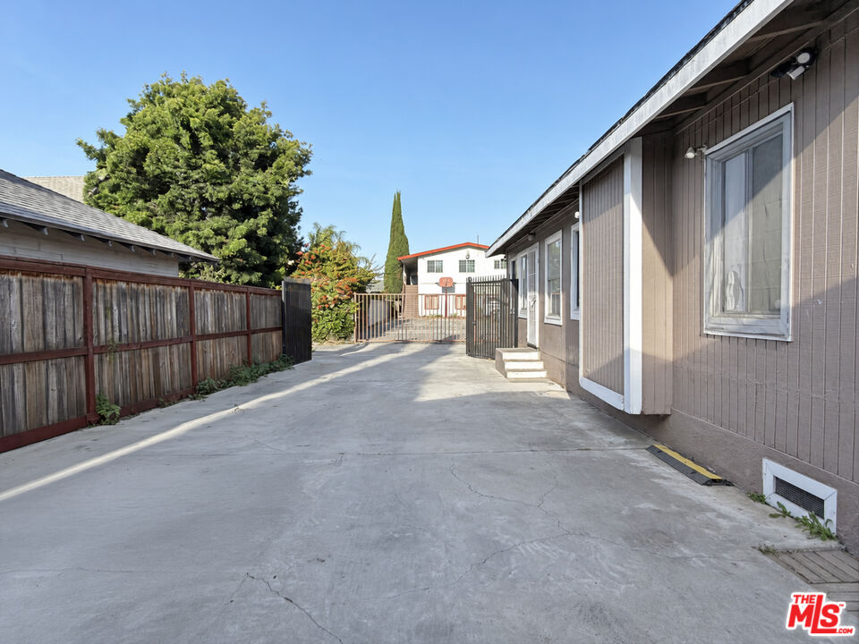 740 Daisy Ave