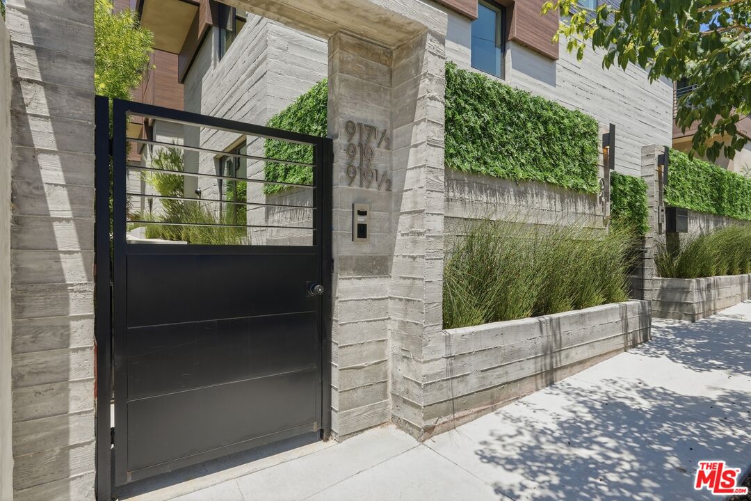 917 Hilldale Ave Unit: 1/2