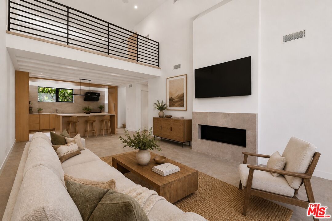 917 Hilldale Ave Unit: 1/2